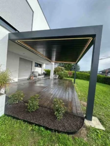 Hier passt das von Ihnen hochgeladene Bild (Insektenschutz/Plissee) hervorragend: Referenzprojekt von Lona Sun: Hochwertiger Insektenschutz und moderne Glas-Schiebeelemente an einer Terrasse.